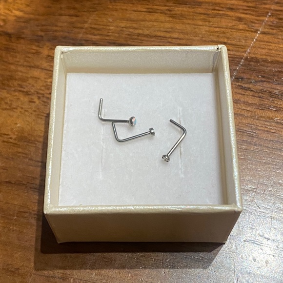 Small Nose L stud - Picture 3 of 3